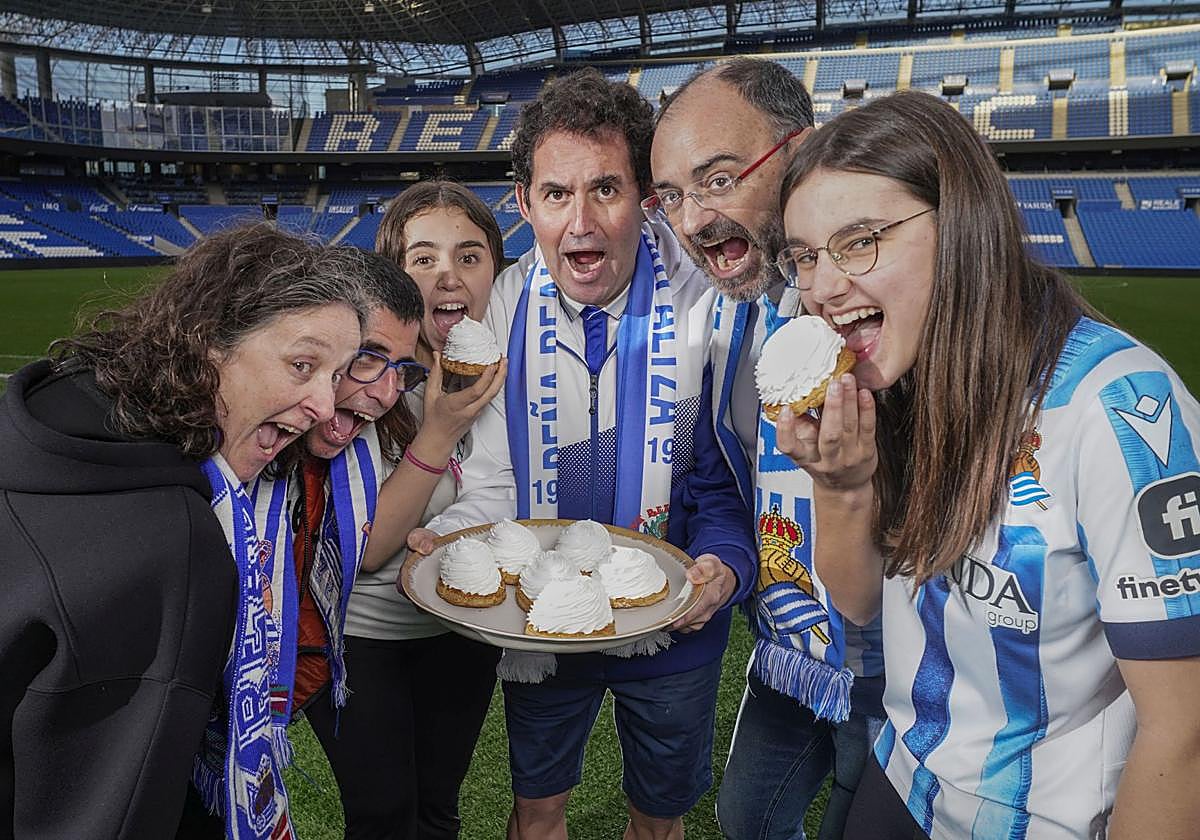 De izquierda a derecha, Ana Isabel, Iban, Vicky, Jesús Mari, Iñaki y Uxue devoran merengues ayer en Anoeta.