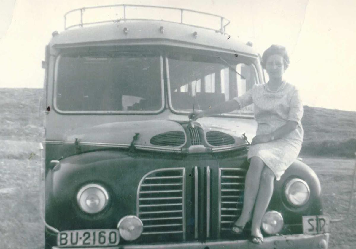 Imagen principal - Margarita Landa con uno de los primeros autobuses de la empresa Apaolaza. Una foto recinte con uno de los autocares más nuevos y una imagen del archivo familiar con uno de sus tres hijos.