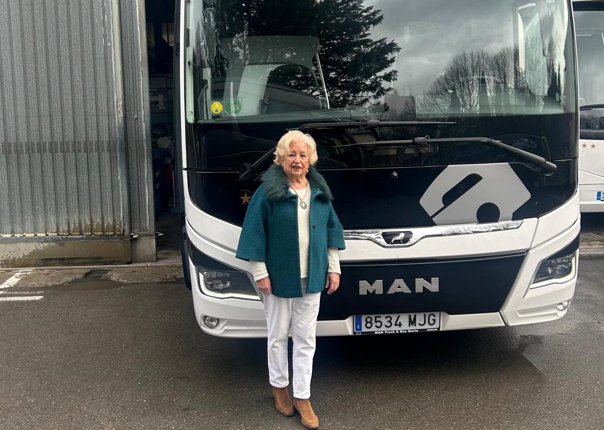 Imagen secundaria 1 - Margarita Landa con uno de los primeros autobuses de la empresa Apaolaza. Una foto recinte con uno de los autocares más nuevos y una imagen del archivo familiar con uno de sus tres hijos.