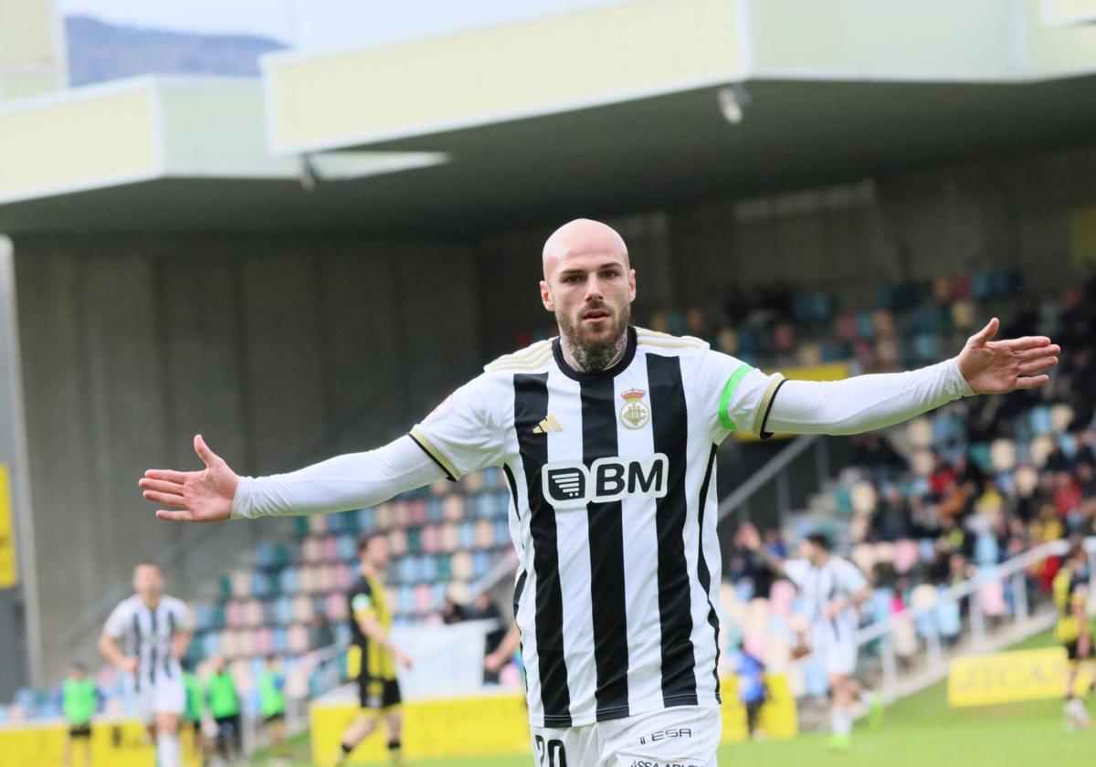Sergio Benito celebra un gol en Lasesarre ante el Barakaldo.
