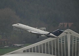 Un avión privado despega desde el aeropuerto de Bilbao.