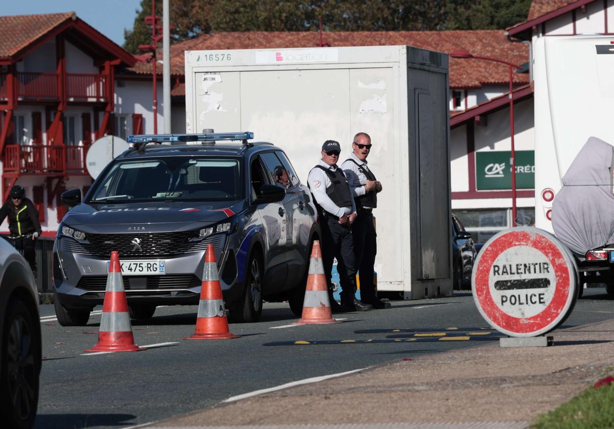 Control de la Gendarmería francesa en la muga en el Puente de Behobia.