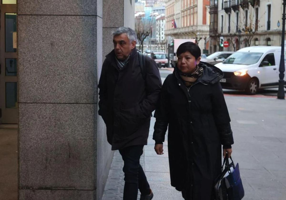 El exentrenador Mario López y su abogada a su llegada a una de las sesiones del juicio.