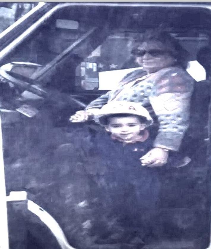 Imagen secundaria 2 - Margarita Landa con uno de los primeros autobuses de la empresa Apaolaza. Una foto recinte con uno de los autocares más nuevos y una imagen del archivo familiar con uno de sus tres hijos.