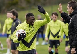 Traoré choca la mano de Ansotegi durante un entrenamiento en Zubieta.