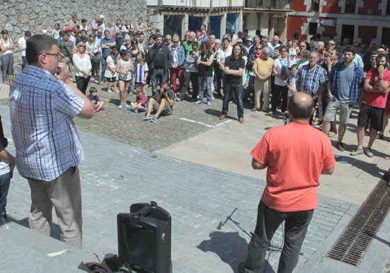 Un momento del acto para la constitución de la Entidad Local Menor de Itziar, hace ahora diez años.