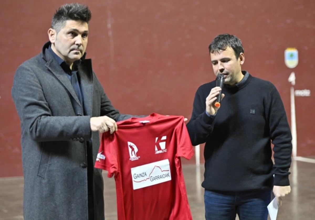 Mikel Serrano e Iñigo Viana mostrando la camiseta de la presente edición.