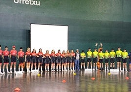 Foto de familia de los componentes de la escuela de ciclismo Goierri de la temporada 2025, para la que posaron en la presentación del sábado por la tarde, en el Ederrena.