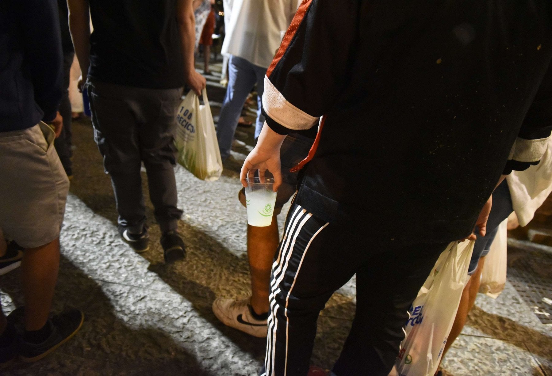 Jóvenes se dirigen a hacer botellón un sábado por la noche.