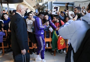 El Real Madrid causa furor a su llegada al aeropuerto de Hondarribia