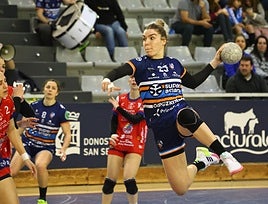 Anne Erauskin lanza a portería en el Gasca.