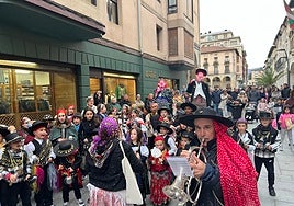 Los caldereros de Secundino Esnaola ofrecieron una sonora kalejira el lunes