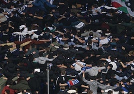 Los aficionados realistas realizan el Dale Cavese tras marcar la Real en un partido en el Reale Arena