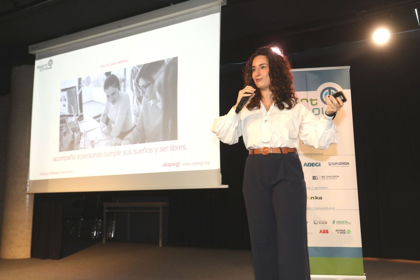 Adriana Uribesalgo (responsable de emprendiemiento en ASPEGi) a durante un momento de su intervención