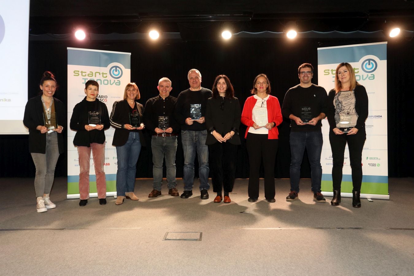 Olatz Ocerin (UPV/EHU) hizo entrega a los representantes de los centros finalistas un trofeo conmemorativo en reconocimiento al trabajo realizado por estudiantes y tutores en STARTinnova, en la foto junto a Noelia Jara Caballero (tutora y profesora de la FP Básica, de las especialidades de Servicios Administrativos y Servicios Comerciales en Gureak OLH Eskola –Donostia-); Arantxa  Garralda (tutora del grupo finalista de IES Leizaran BHI); Ione Miren Iturzaeta Garate (Coordinadora de Ciclos en Irungo La Salle –Irun-); Joxe Mari Erkizia Isasti (tutor de los 2 grupos finalistas de Oteitza Lizeo Politeknikoa –Zarautz-); Andoni Albizu (director de IES Pio Baroja BHI –Irun-); Olatz Ocerin (Directora de Estudiantes, Euskera y Cultura Campus de Gipuzkoa de la UPV/ EHU); Maider Lizarralde Albisu (profesora de Economía de la Empresa en La Salle Berrozpe –Andoain-); Markel Garralda (director general de Urretxu-Zumarraga Ikastola –Urretxu-) y Pili Salsamendi (Jefa de estudios y coordinadora en CEINPRO -Donostia-).