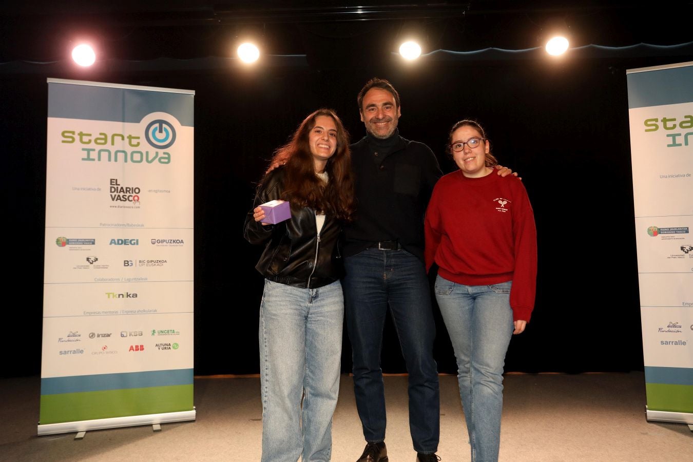 5º clasificado Categoría mayores 18 años Ice Breakers de Gureak OLH Eskola (Donostia). Jherlin Pincay, Maddi Aizpurua y Naroa Martínez; Iñigo Artetxe (KSB).