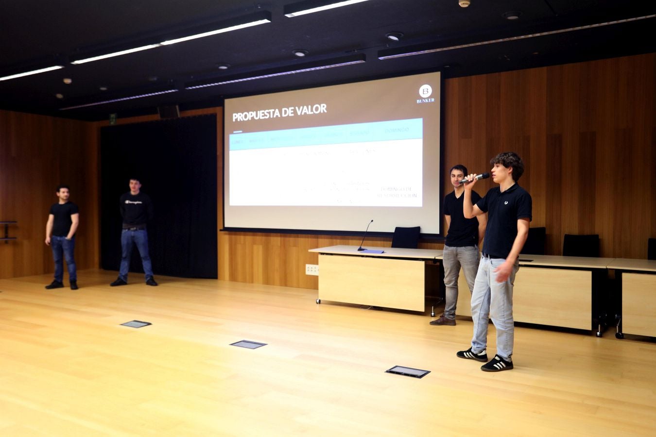 Grupo 2 de Irungo La Salle en un momento de la defensa de su proyecto Bunker