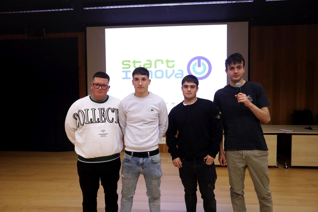 El grupo OTEITZA-ELEK3T2425 de Oteitza Lizeo Politeknikoa (Zarautz) en un momento de la defensa de su proyecto 