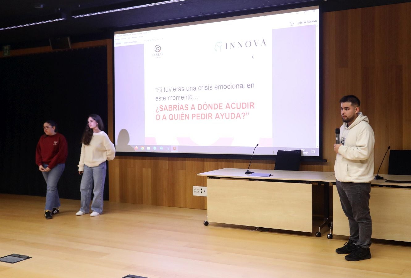 El grupo Ice Breakers de Gureak OHL Eskola (Donostia) en un momento de la defensa de su proyecto 