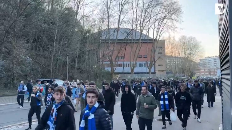 Minutos antes de la llegada de la Real Sociedad, los aficionados esperan con ilusión a su equipo
