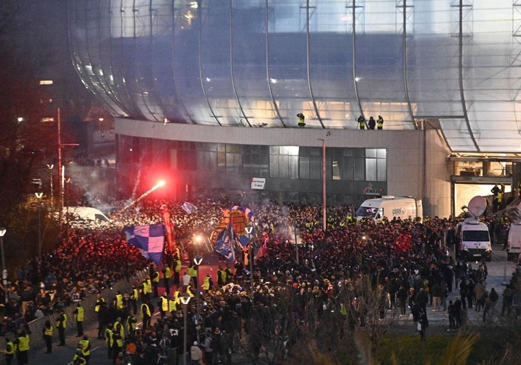 Los cánticos de la afición a la llegada del equipo al Reale Arena