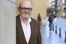 Ángel Fernández, frente a la Diputación Foral de Gipuzkoa.