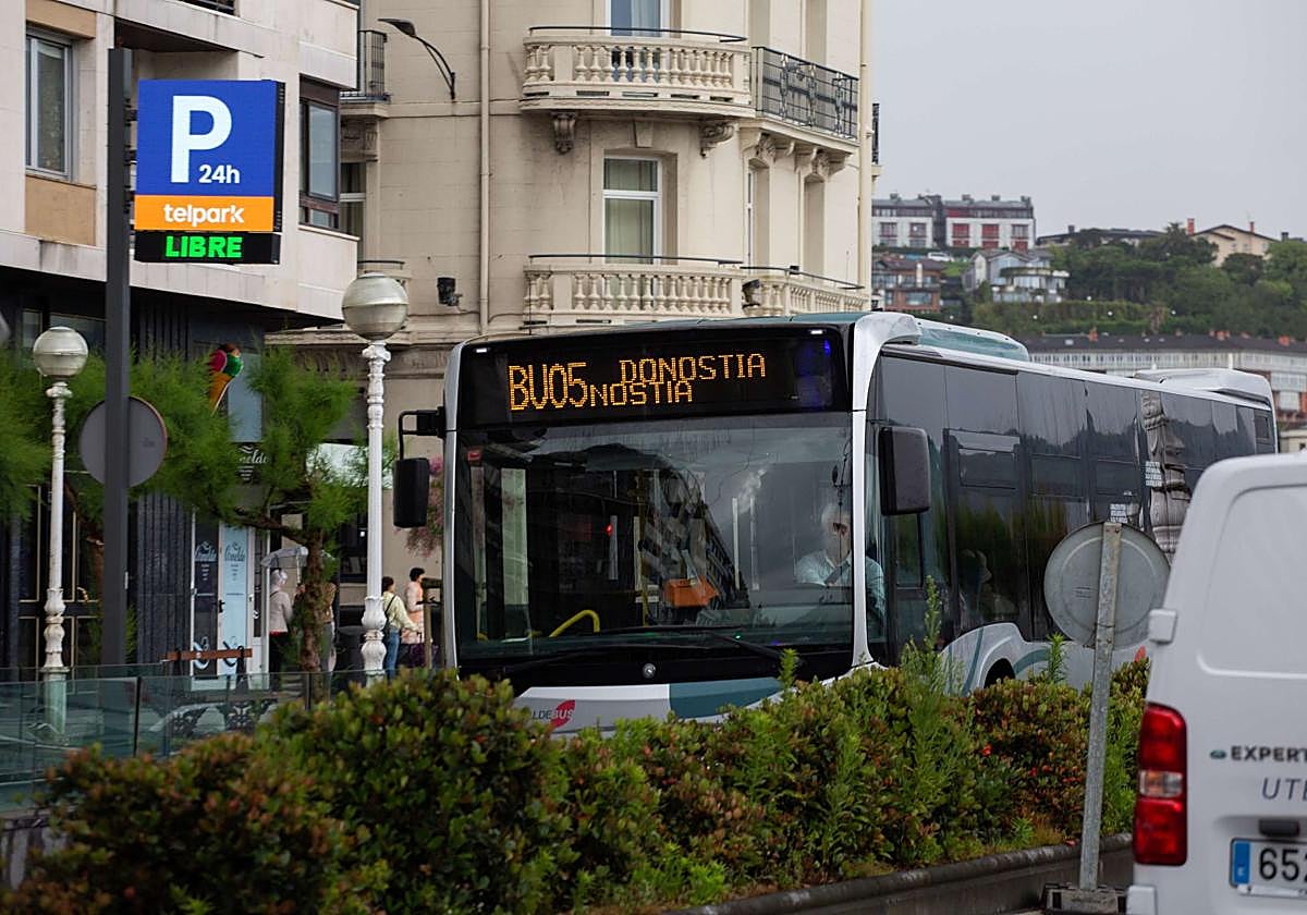 Un autobús en el centro de San Sebastián.