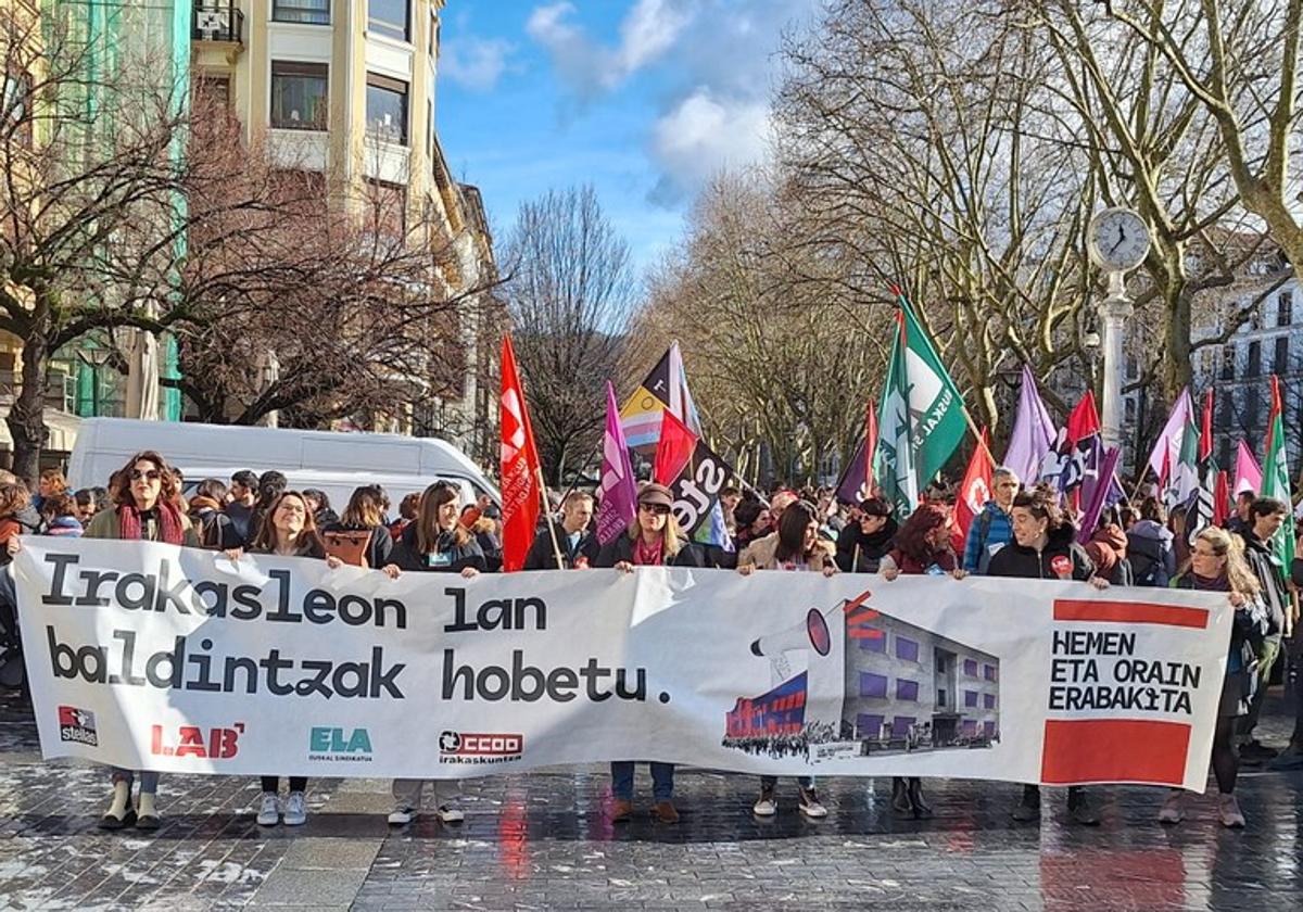 Algunos de los manifestantes, esta mañana en Donostia.