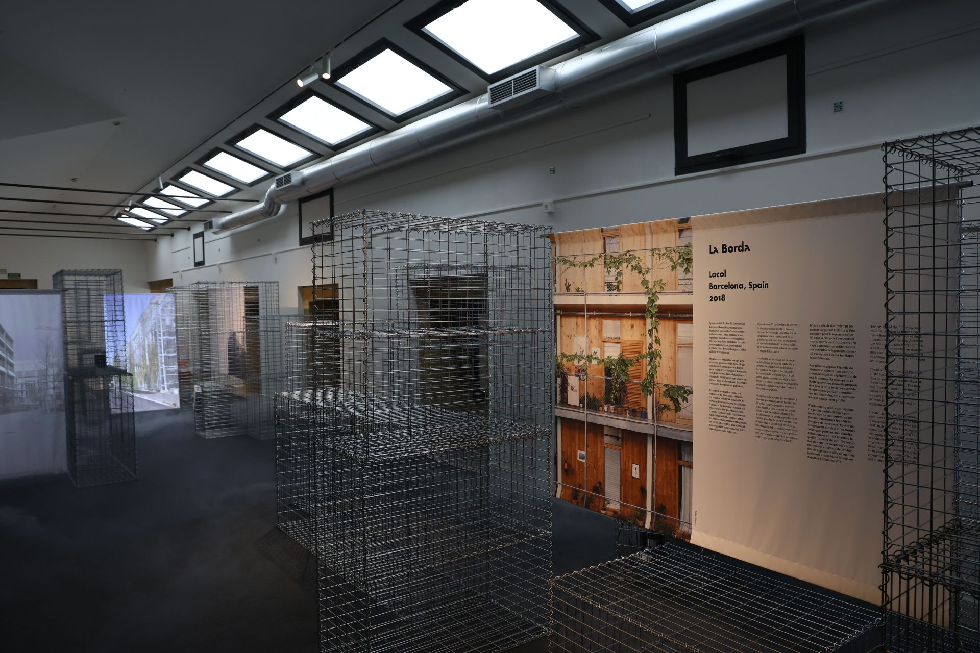 Imagen principal - La exposición se divide en dos salas, donde se muestran fotografías y planos de los 18 trabajos finalistas.