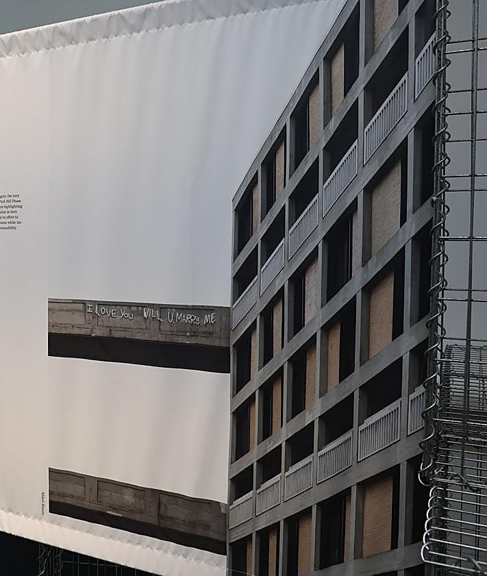 Imagen secundaria 2 - La exposición se divide en dos salas, donde se muestran fotografías y planos de los 18 trabajos finalistas.