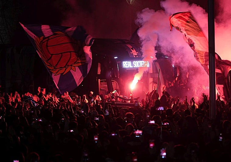 Así fue el histórico recibimiento de la afición a los jugadores de la Real Sociedad