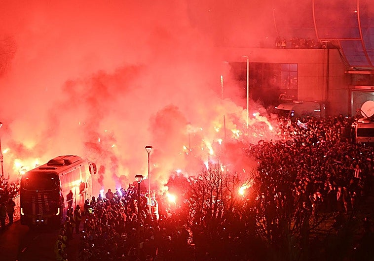 El autobús de la Real, rodeado por sus aficionados a la entrada de Anoeta.