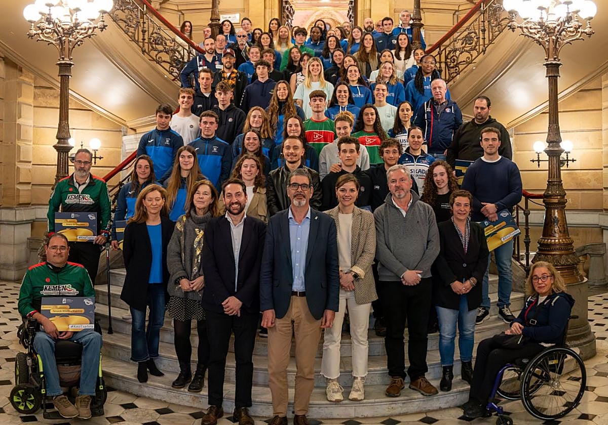 El alcalde, Eneko Goia, y los concejales Vanessa Vélez, Ana López, Iñaki Gabarain, Ane Oyarbide, Jabi Vitoria e Itziar Iturri, con los deportistas y representantes de clubes donostiarras galardonados.