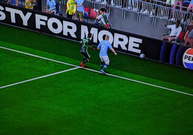 Erling Haaland y Kevin Danso, corriendo sobre la línea de fondo del Reale Arena en un evidente 'bug' del FC25.
