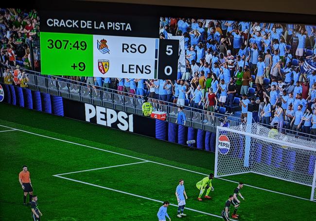 Marcador del Real Sociedad - Lens, con 307 minutos de juego. Otro evidente 'bug' de un videojuego tan popular como el FC25.