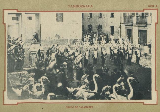 La comparsa 'marisquera' a su salida de plaza Lasala. (Del libro: Carnaval de 1900 en San Sebastián)
