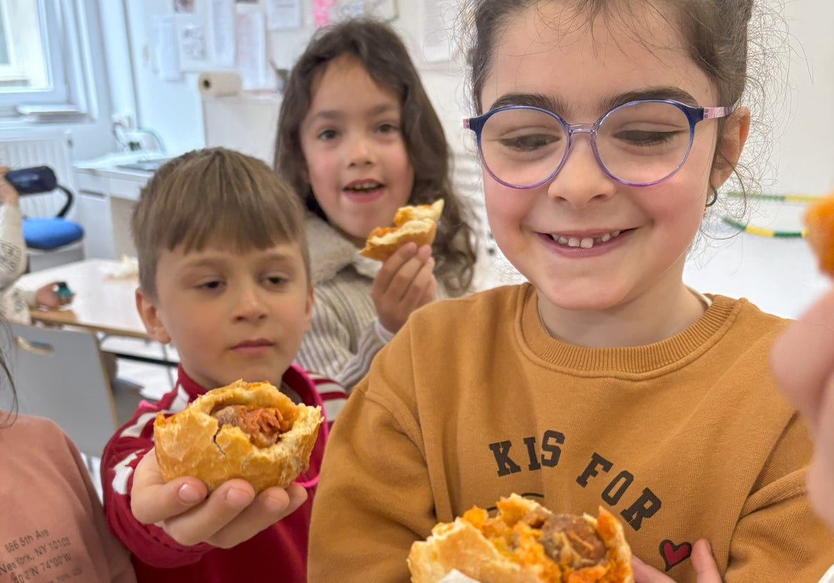 Festín de txoripanes y naranjas de Jueves Gordo entre los escolares