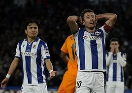 Oyarzabal se lleva las manos a la cabeza tras fallar una de las ocasiones.