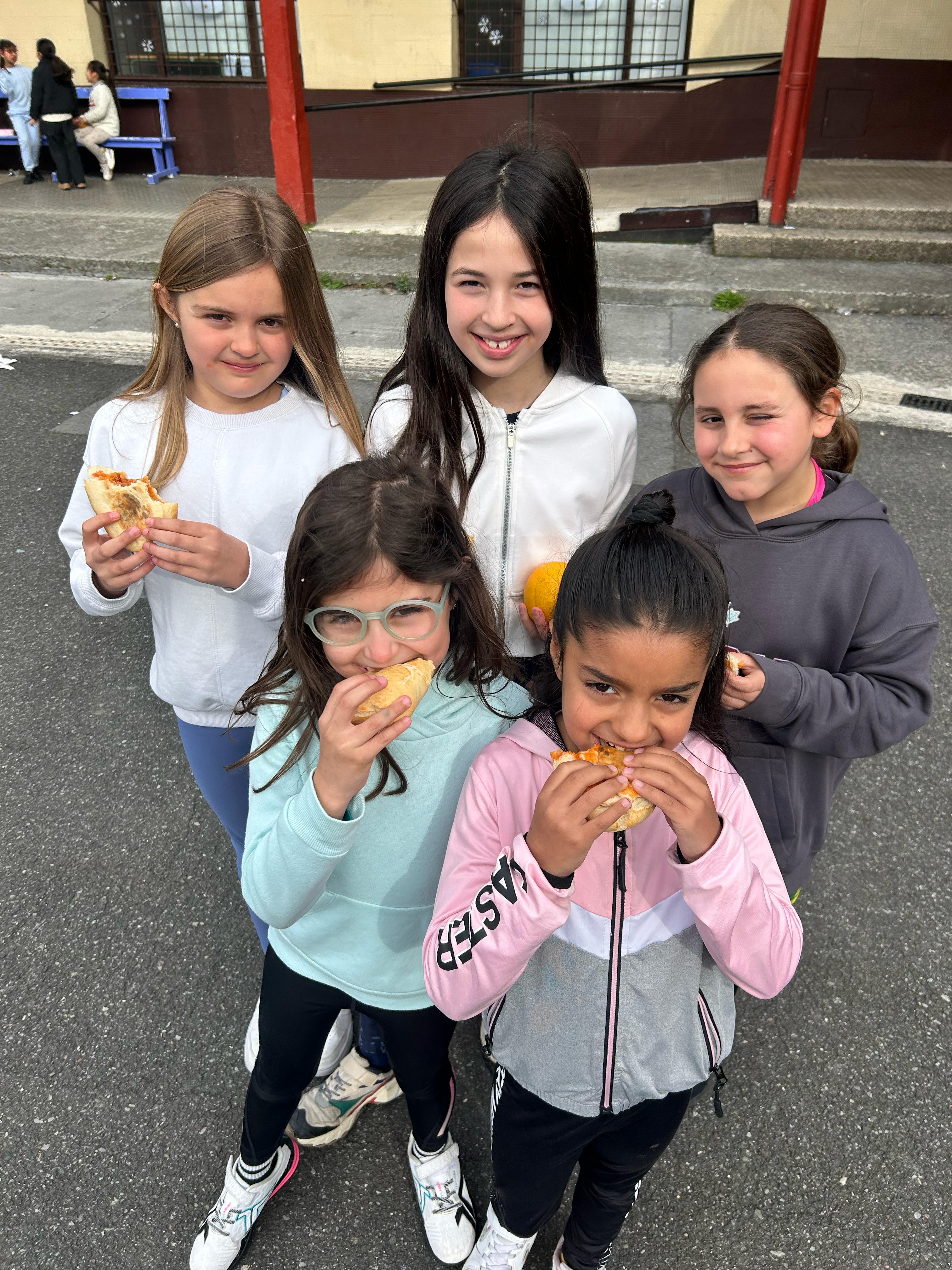 Festín de txoripanes y naranjas de Jueves Gordo entre los escolares