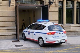 Un coche de la Ertzaintza entrando en el juzgado.