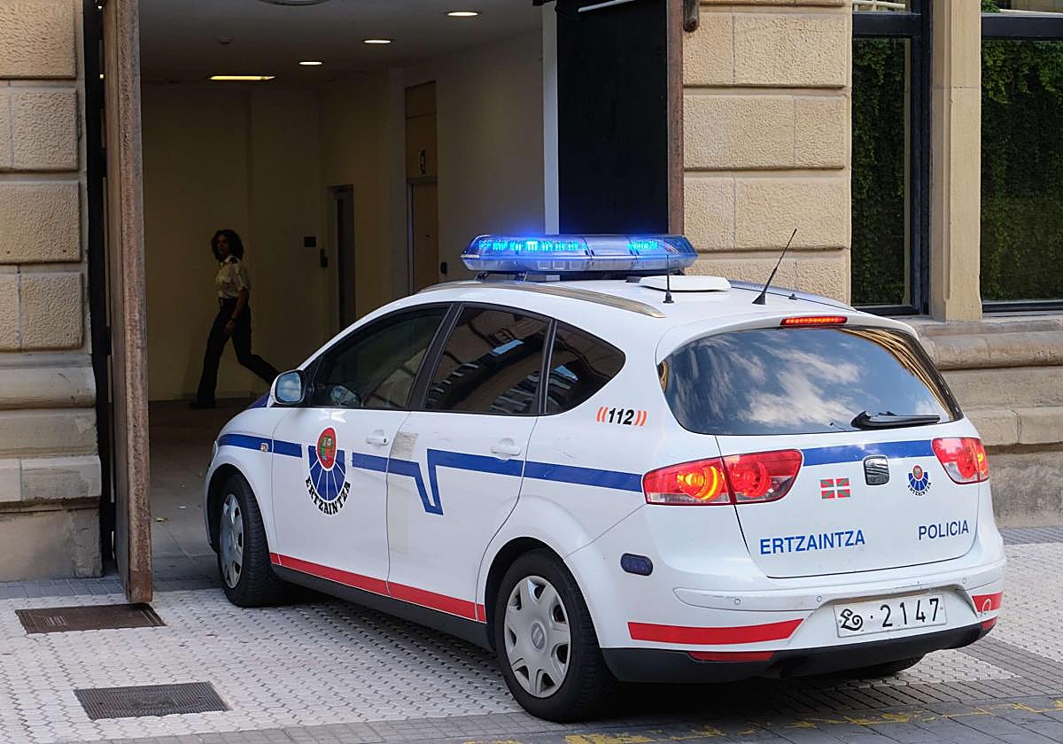Un coche de la Ertzaintza entrando en el juzgado.
