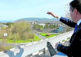 El consejero de Industria, Transición Energética ySostenibilidad, Mikel Jauregi, en una terraza de una empresa del Parque Tecnológico y Científico de Miramon.