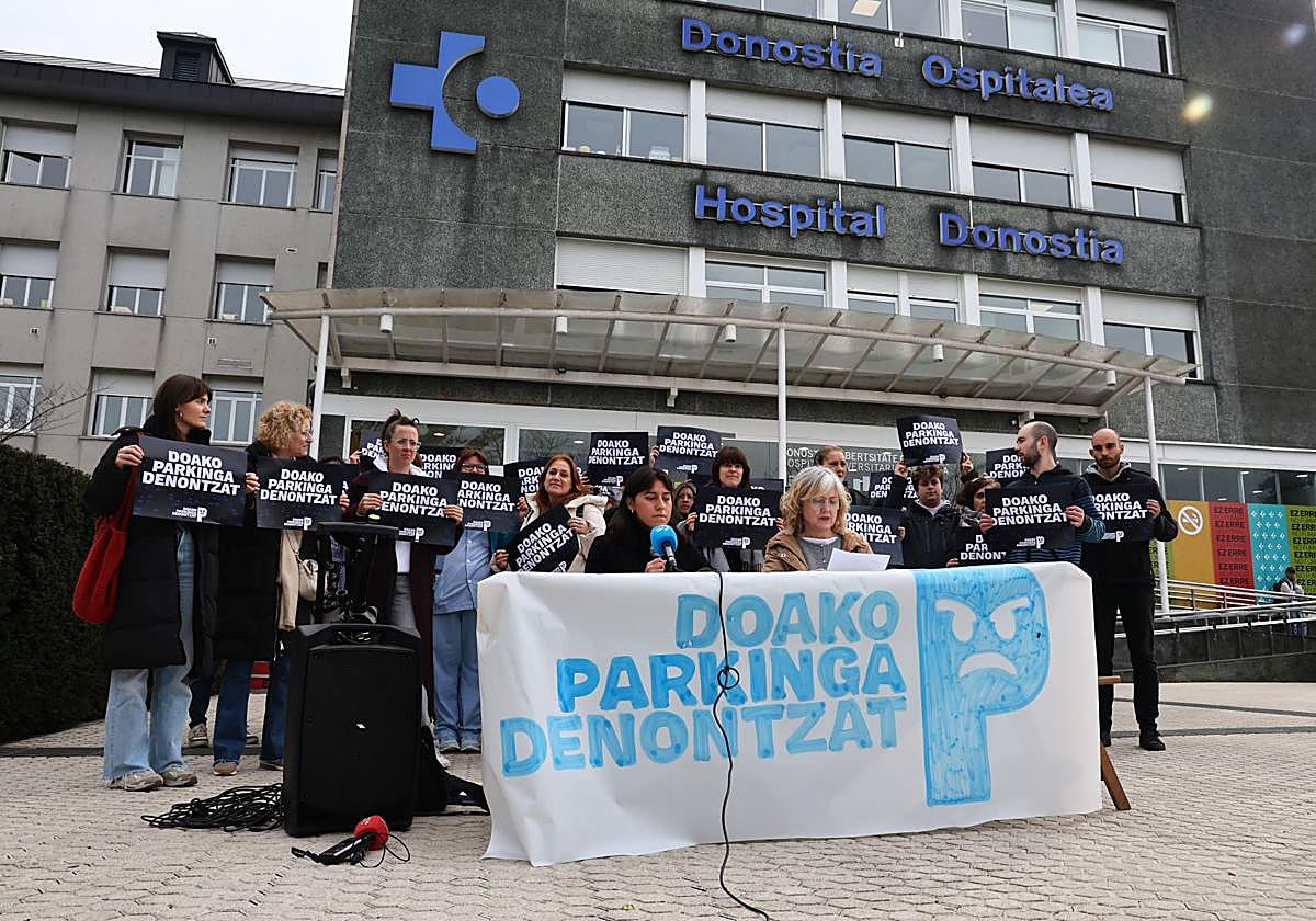 Los trabajadores de Osakidetza concentrados frente al Hospital Donostia.
