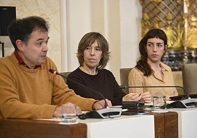 Sandra Barrenetxea, en el centro, en el momento de tomar su escaño en el Ayuntamiento de Donostia.