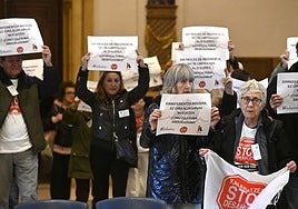 Protesta de Stop Desahucios, Inquilinos Azora y Alokairu en el Pleno.