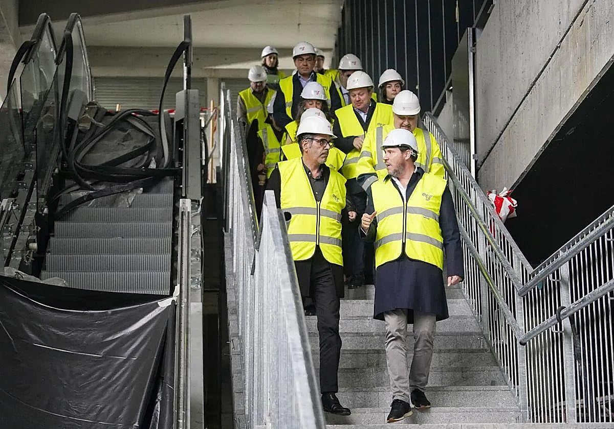 El ministro de Transportes y el alcalde de San Sebastián, durante la visita a las obras de la estación de Atotxa