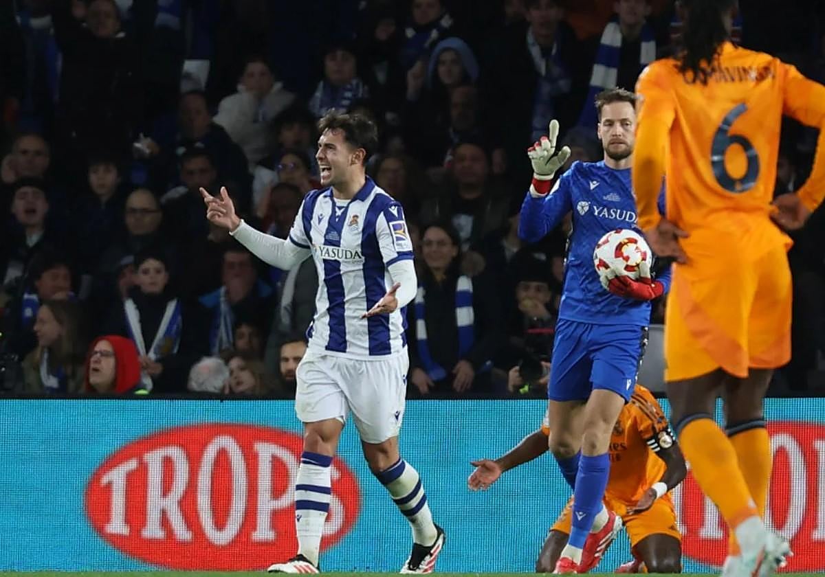 Zubimendi protesta una decisión en el choque de la Real Sociedad ante el Real Madrid.
