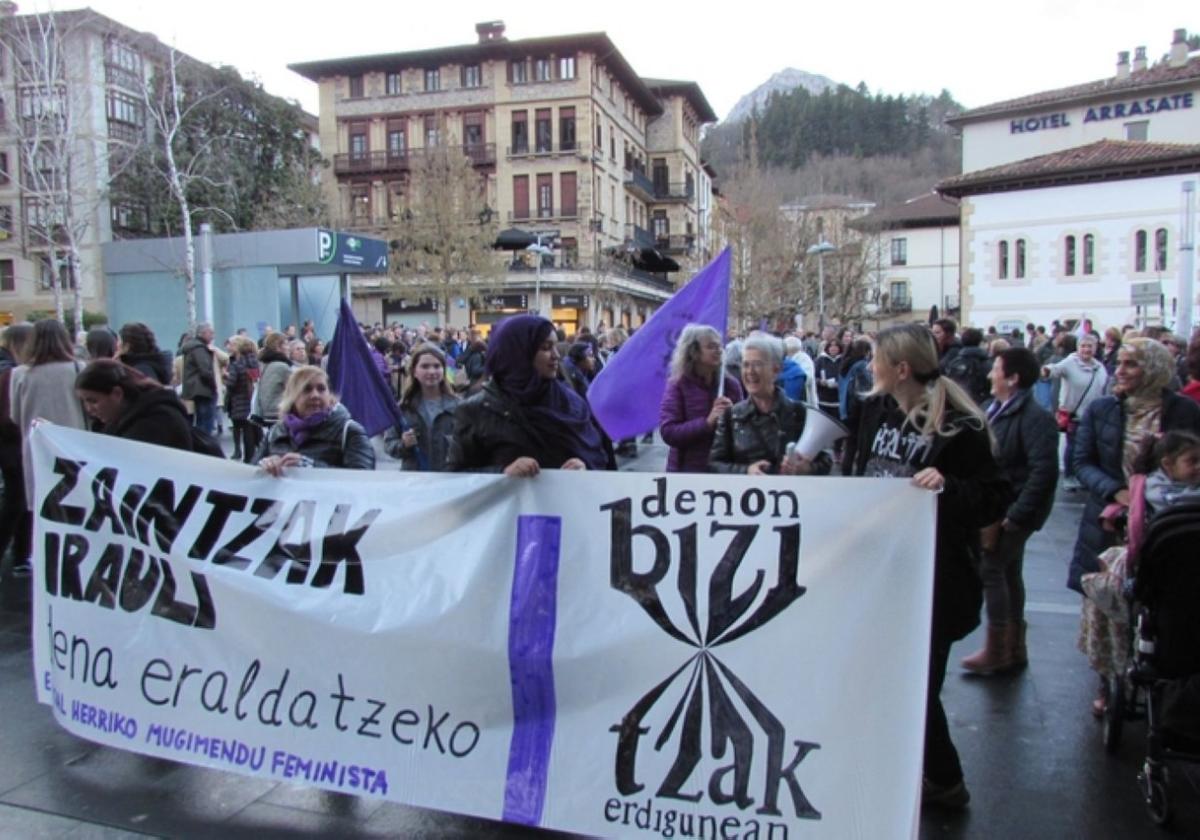 2023ko Martxoaren 8ko manifestazioa Biteritik igarotzen.