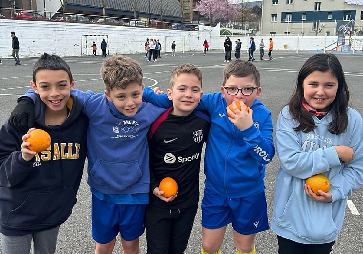 Txoripanes y naranjas, protagonistas de la hora del recreo de ayer en el patio del colegio La Salle.