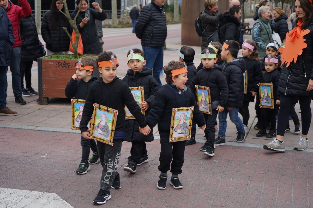 Herriko ikasle gazteek kaleak kolorez eta mozorroz bete dituzte